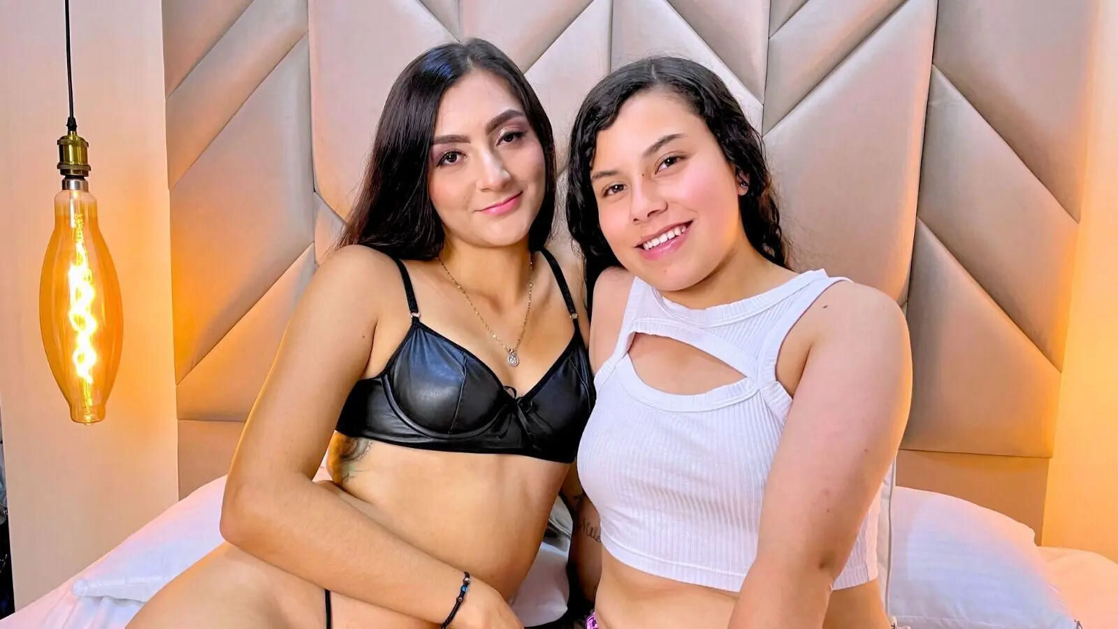 ChloeAndAbbyy's Sex ChatRoom